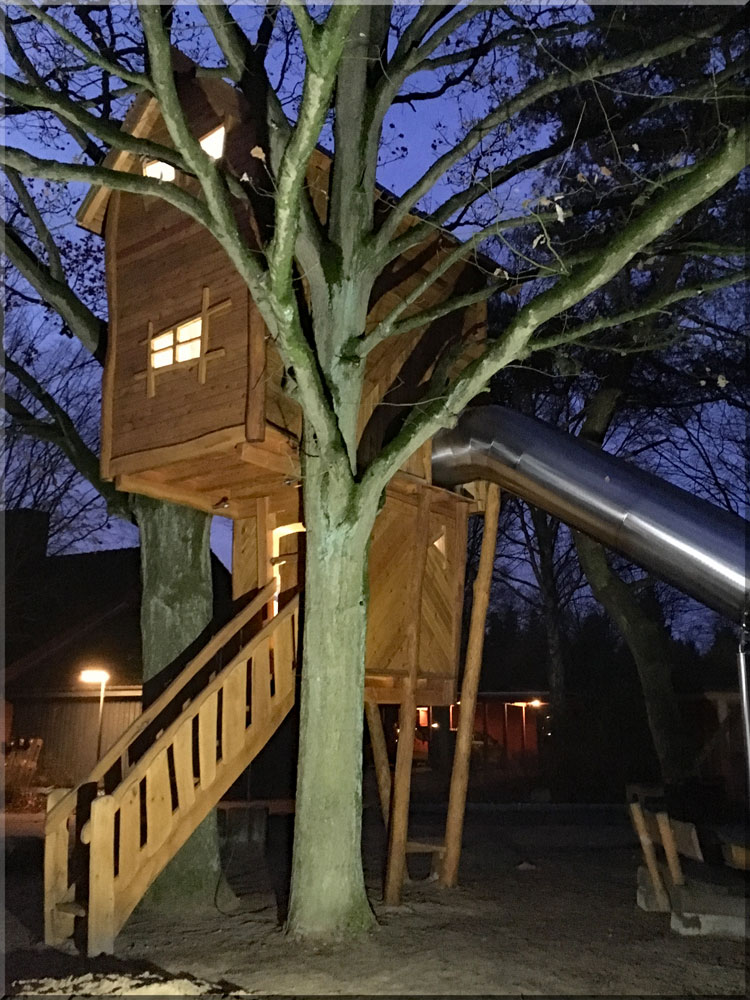 Großes Baumhaus mit drei Etagen und Rutsche